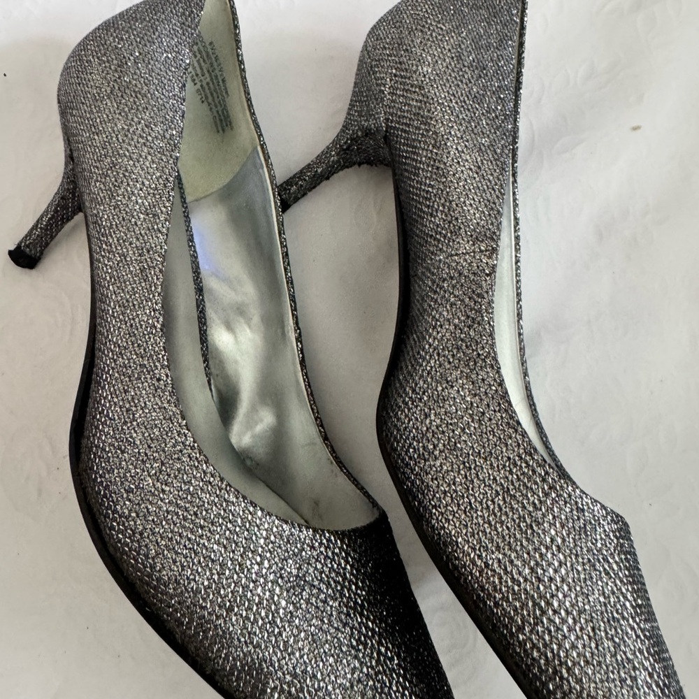 Ladies dress heels , size 8 silver Nine West